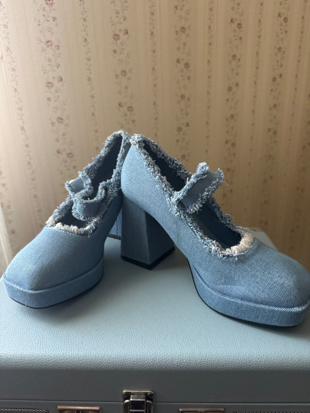 Denim Platform Mary Jane Heels in Light Blue Sz 6